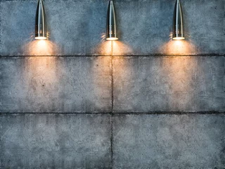 Photo sur Plexiglas Lumière et ombre Trois lampes sur un mur sombre la nuit