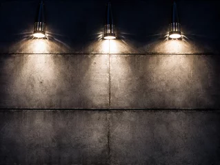 Foto op Plexiglas Licht en schaduw Achtergrondafbeelding van een donkere muur met drie lampen erboven