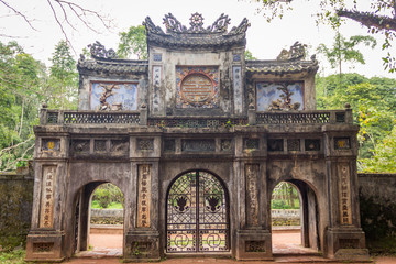 Obraz premium Big old gate in pagoda at Hue Vietnam
