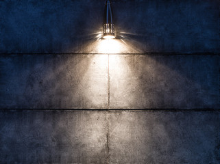 Hintergrundbild einer dunklen Wand mit einer Lampe