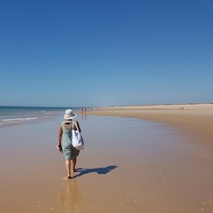 Portogallo -Algarve-Donna passeggia sulla spiaggia