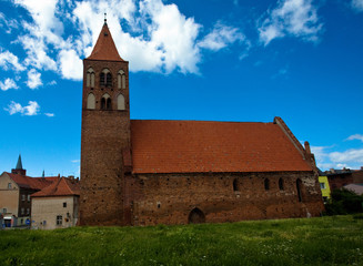 Gotycki kościół Ducha Św. z XIII-XIV w., Chełmno, Polska  - obrazy, fototapety, plakaty