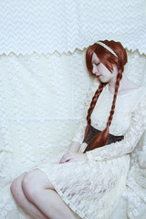Retrato vintage de chica joven y pelirroja con un vestido retro de encaje 