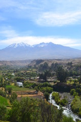 Fototapeta na wymiar Paysage du volcan Chachani et de la rivière Chili à Arequipa, Pérou