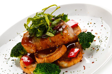 Grilled steak with toasted buns and vegetables