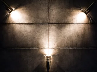 Crédence de cuisine en verre imprimé Lumière et ombre Trois lampes sur un mur sombre la nuit