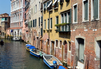 Fototapeta na wymiar Häuser am Kanal in Venedig