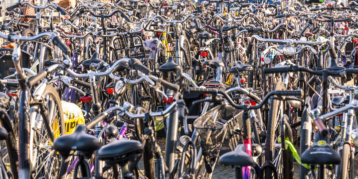 Viele Fahrräder in der Stadt