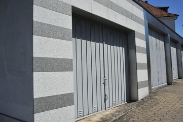 Moderne Beton-Garage mit Granit-Verblendung