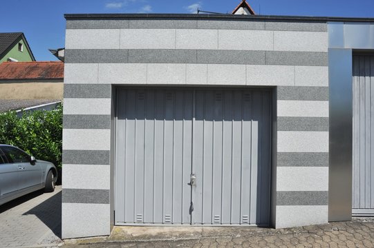 Moderne Beton-Garage mit Granit-Verblendung