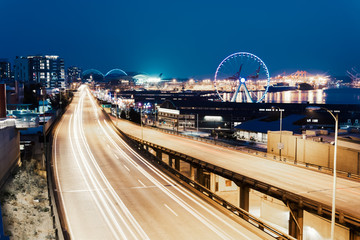 Naklejka premium Seattle Waterfront traffic light trails