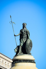 Fototapeta na wymiar A beautiful statue guarding San Francisco's City Hall