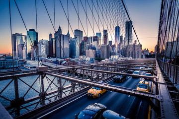 Brooklyn Bridge, Manhattan van de binnenstad, New York. Nacht scene. Lichte paden. Stadslichten. Stedelijk woon- en transportconcept