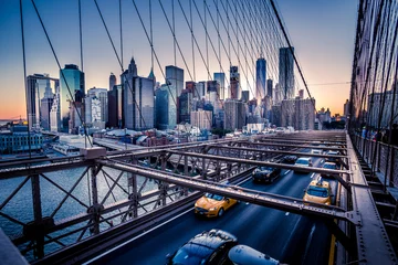 Deurstickers New York Brooklyn Bridge, Manhattan van de binnenstad, New York. Nacht scene. Lichte paden. Stadslichten. Stedelijk woon- en transportconcept