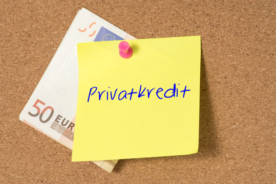 Eine Pinnwand, Euro Geldschein und ein Privatkredit