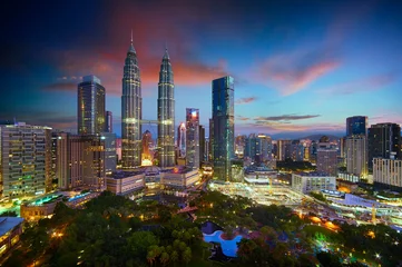 Outdoor kussens Prachtige skyline van de stad van Kuala Lumpur met dramatische hemel, schemering scène. Maleisië. © jamesteohart