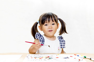 筆で絵を描く幼い女の子