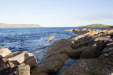 Fototapeta na wymiar paesaggio costiero con mare oceano rocce e scogli
