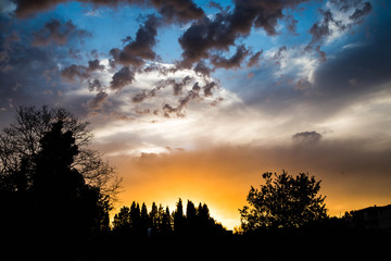 Fototapeta na wymiar stimmungsvoller Sonnenuntergang nach tobendem Gewitter