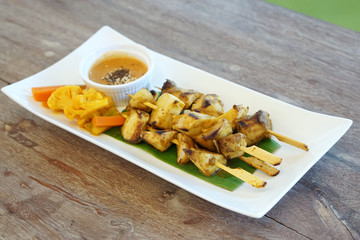 Pleurotus Eryngii Satay (King Oyster Mushroom) served with peanut sauce and pickles.