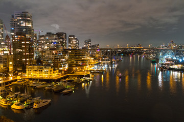 Obraz premium Night long exposure city shot with city lights and port