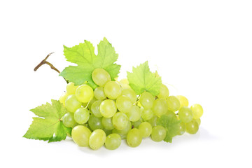 grappe de raisin vert sur fond blanc