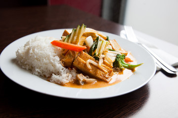 Thaicurry mit Tofu und Gemüse im Restaurant