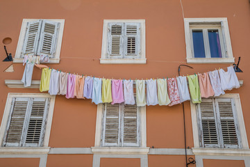 Wäscheleine vor Haus in Italien