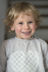 Uśmiechnięta dziewczynka © Robert