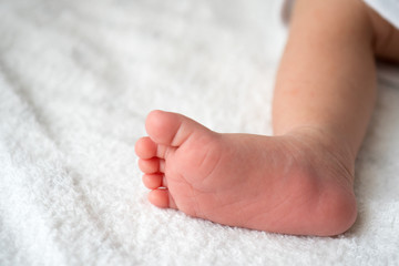 Obraz na płótnie Canvas 赤ちゃんの足（生後0ヶ月）