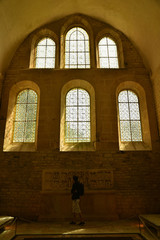 Choeur à fenêtres en plein cintre de l'abbaye cistercienne de Fontenay en Bourgogne, France