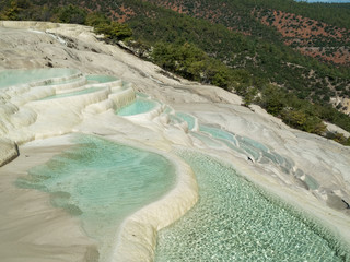 Kalksteinterrassen mit Schmelzwasser, Baishuitai in China