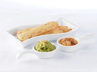 ROSQUILLETA DE CACAHUETES –  CRISPBREAD STICKS WITH PEANUTS, GUACAMOLE & HUMMUS

Valencian typical snack made with crispy bread. Made with wheat flour, oil, peanuts, salt, and yeast.