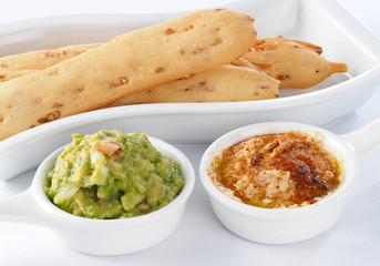 ROSQUILLETA DE CACAHUETES –  CRISPBREAD STICKS WITH PEANUTS, GUACAMOLE & HUMMUS

Valencian typical snack made with crispy bread. Made with wheat flour, oil, peanuts, salt, and yeast.