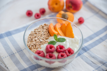 Joghurt mit Müsli und Beeren 