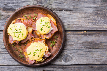 Eggs benedict with bacon
