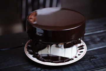Glazing chocolate mousse cake, close-up - 167459382