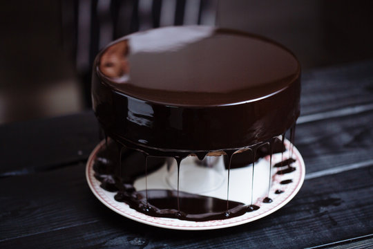 Glazing chocolate mousse cake, close-up