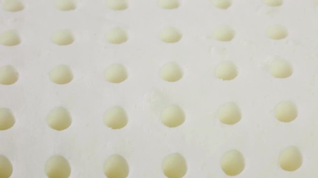 Mani di un uomo che stanno toccando un materasso in memory foam per testare la sua efficacia.