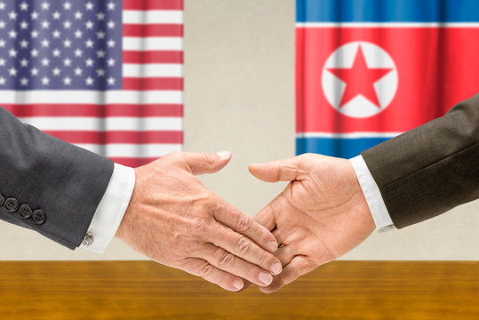 Vertreter der USA und Nordkoreas reichen sich die Hand