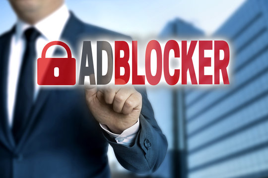 Adblocker touchscreen wird von Gesch&auml;ftsmann bedient