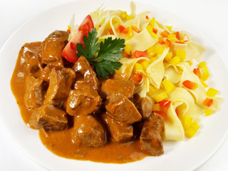 Kalbsgulasch mit Nudeln