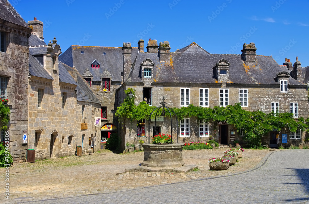 Poster das mittelalterliche dorf locronan in der bretagne - medieval village of locronan, brittany