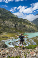 Fototapeta premium Wanderer geniesst Aussicht auf den Mattenalpsee im Urbachtal, Berner Oberland