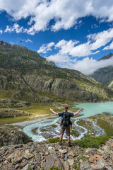 Fototapeta premium Wanderer geniesst Aussicht auf den Mattenalpsee im Urbachtal, Berner Oberland