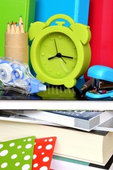 Przybory szkolne i budzik © Pio Si