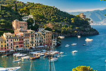 Aussicht auf den Hafen von Portofino, Ligurische Riviera, Italien