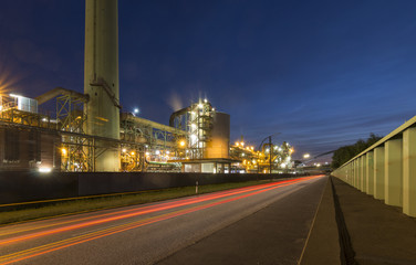 Eine Industrie Anlage zur blauen Stunde