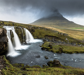 Langzeitbelichtung des Kirkjufellsfoss Wasserfalls auf der Snaefellsnes Halbinsel