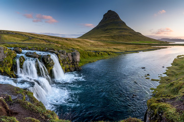 Langzeitbelichtung des Kirkjufellsfoss Wasserfalls auf der Snaefellsnes Halbinsel